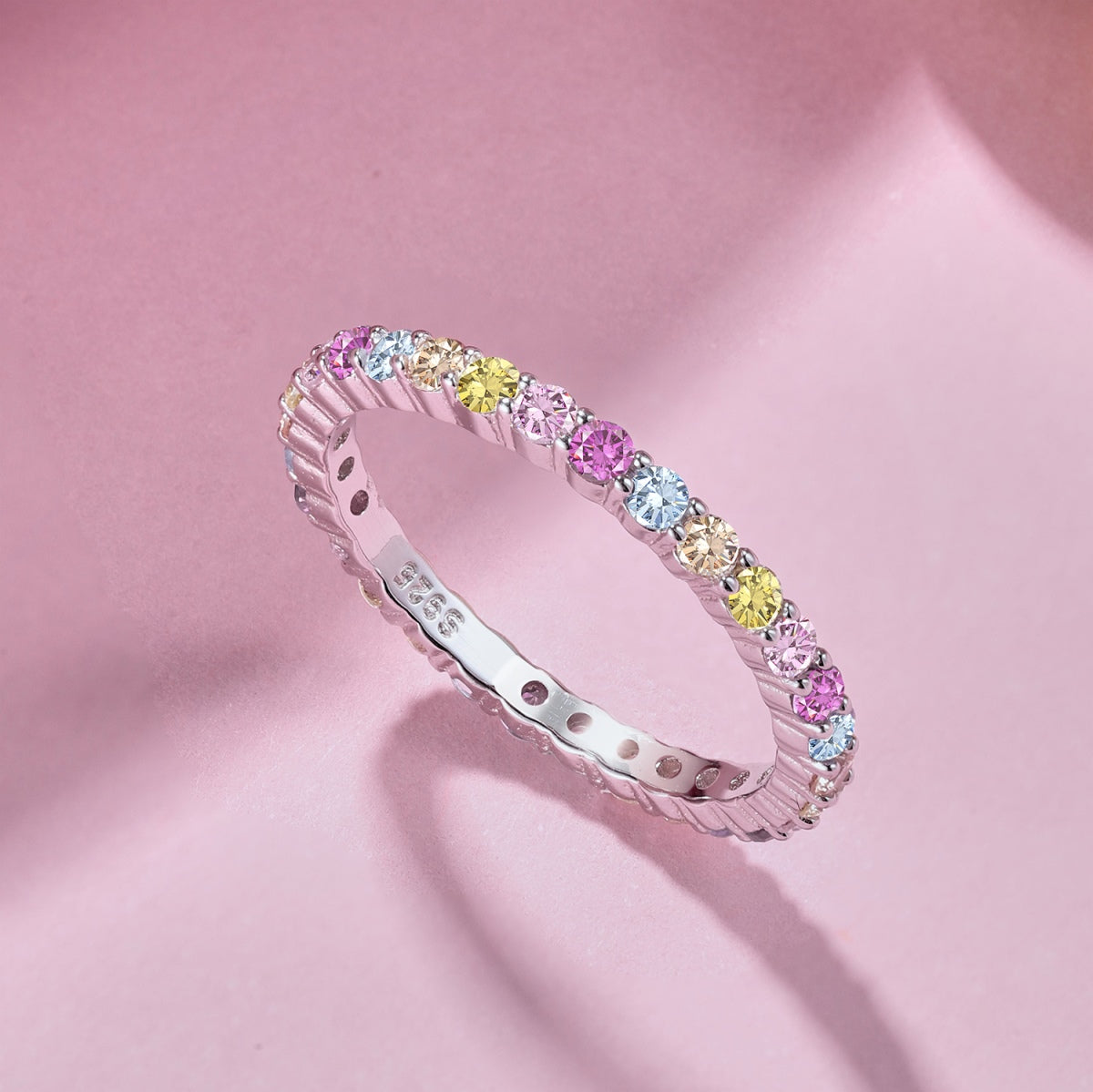 alliance rainbow en zirconium et argent 925 sur fond rose Estrée Paris