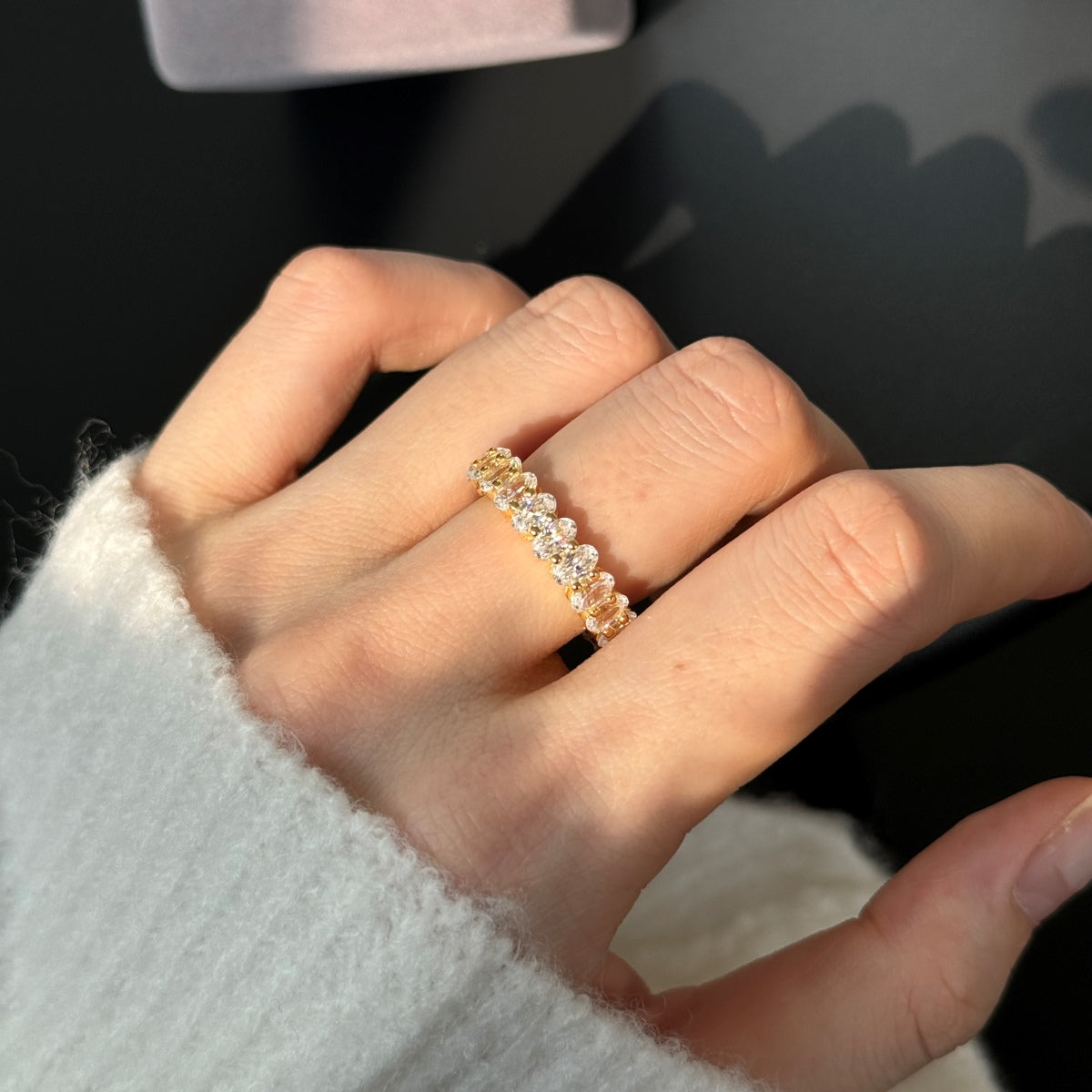 bague luna grace dorée en zirconium et argent 925 sur doigt Estrée Paris